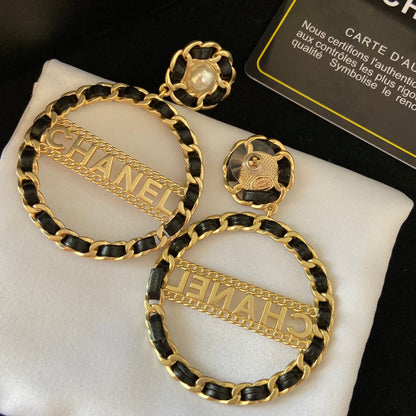 Pendientes de aro grandes de cuero a la moda