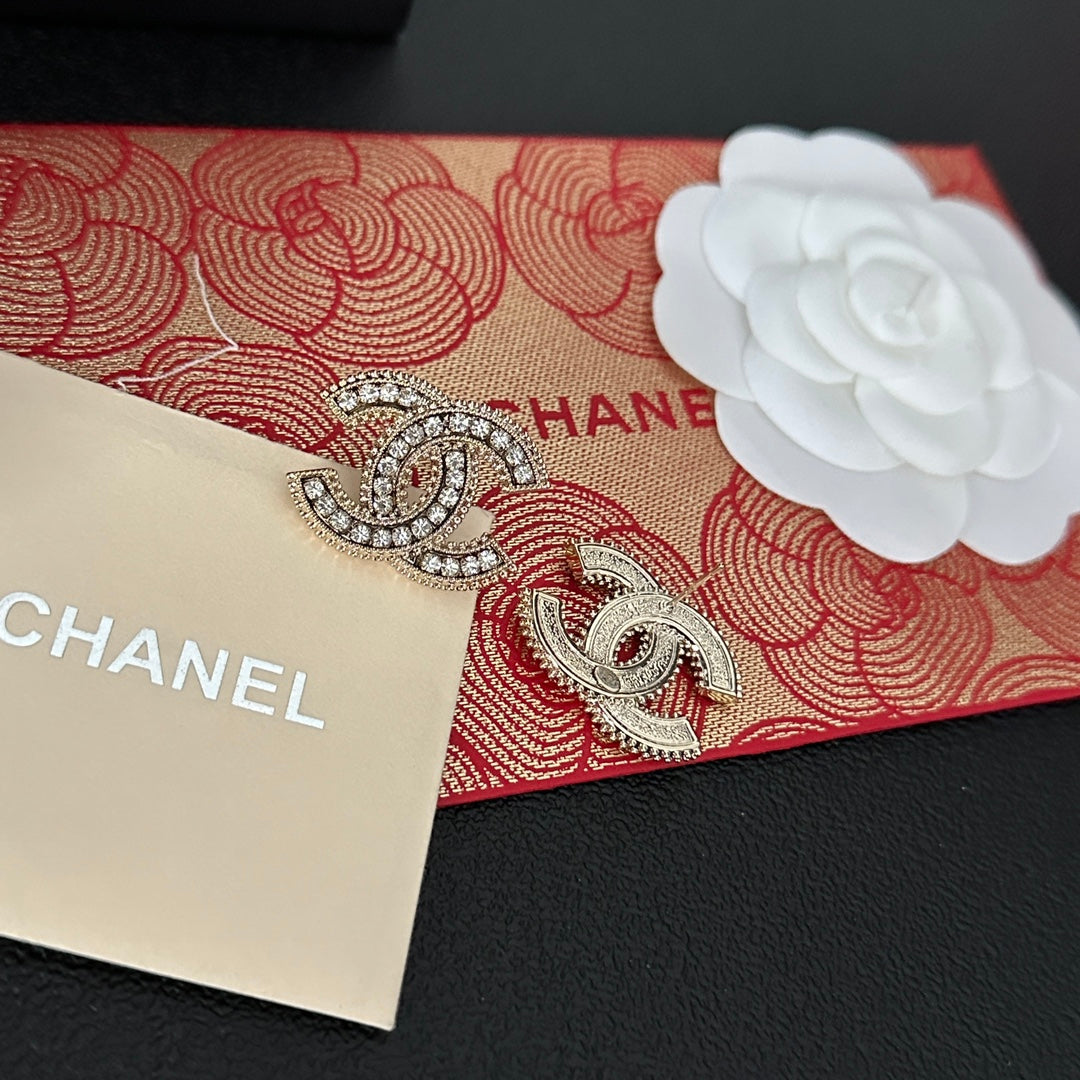 Aretes con logo vintage y diamantes completos