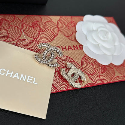 Aretes con logo vintage y diamantes completos