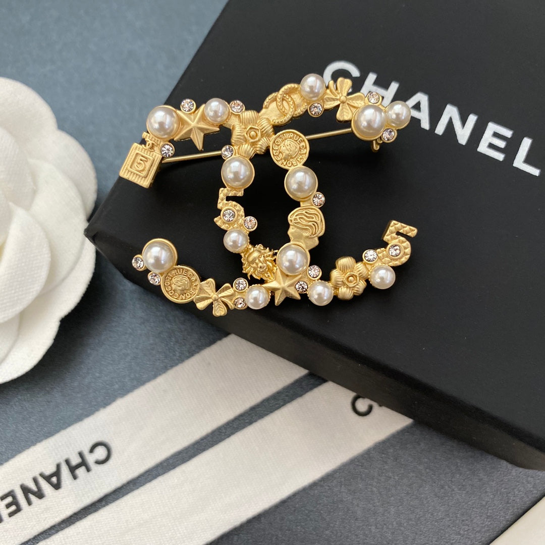Broche clásico de diamante, perla y oro