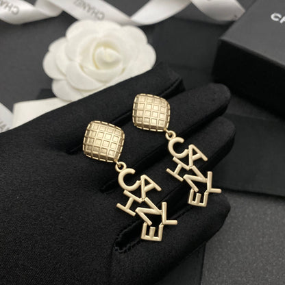 Boucles d'oreilles pendantes asymétriques lettres vintage