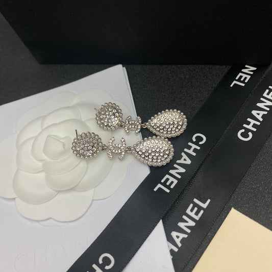 Boucles d'oreilles perles et strass.