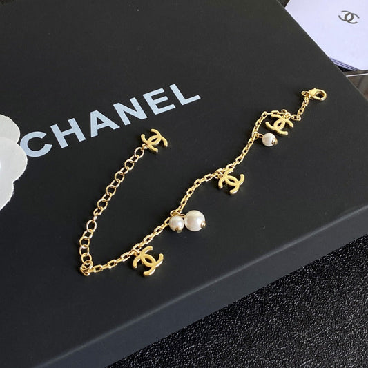 Bracelet en perles avec charm logo doré