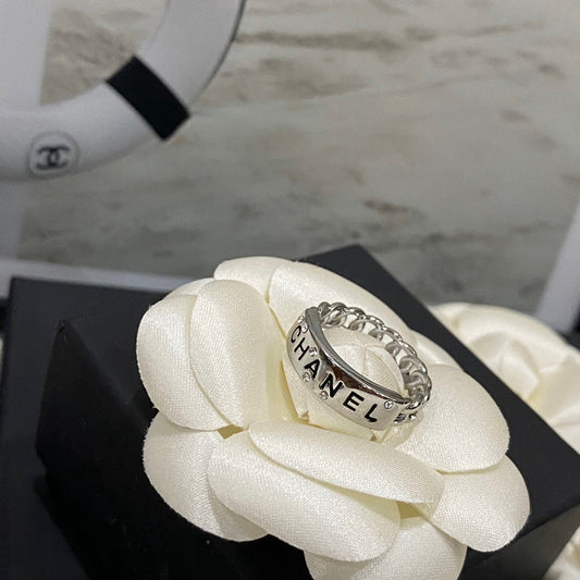 Bague en Lettres avec Couture Diamant à la Mode