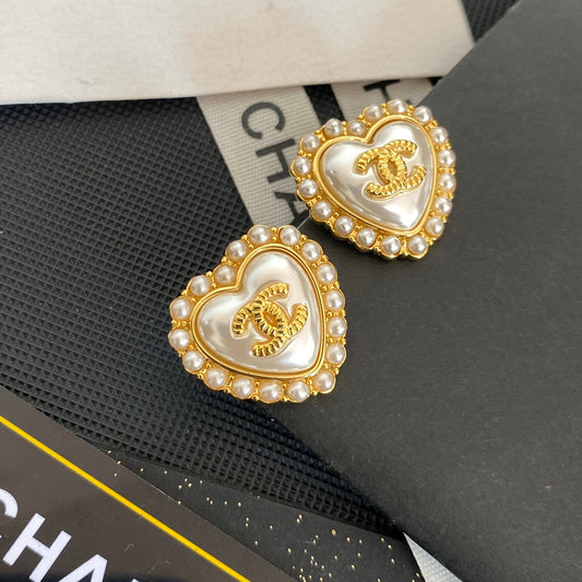 Boucles d'oreilles clous élégantes avec cœur en perle