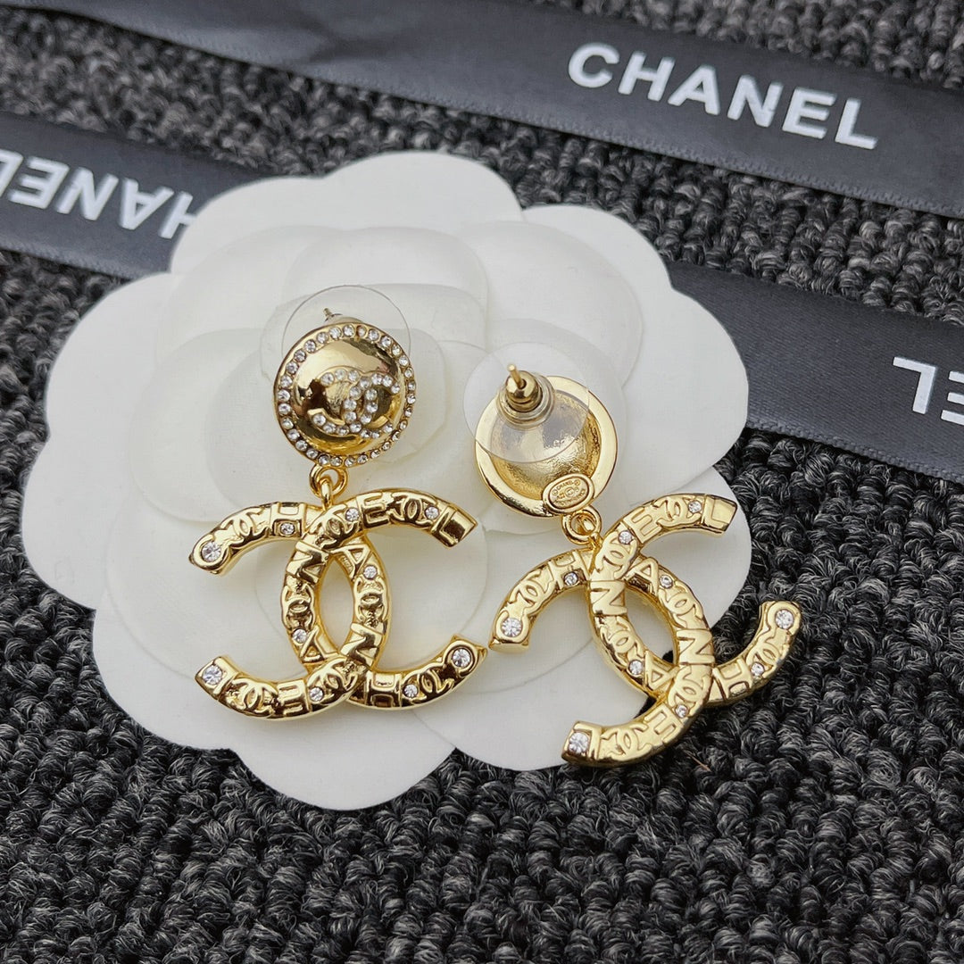 Pendientes metálicos con colgante de cristal