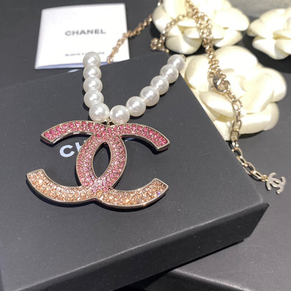 Collier de perles à logo diamant rose