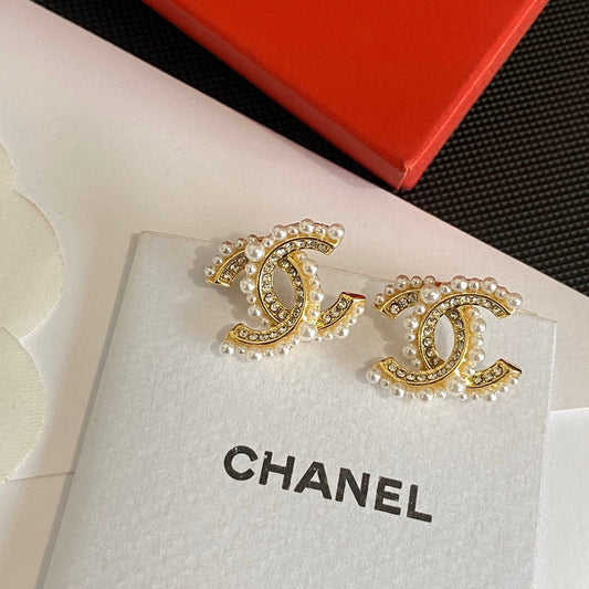 Boucles d'oreilles clous élégantes perles et strass
