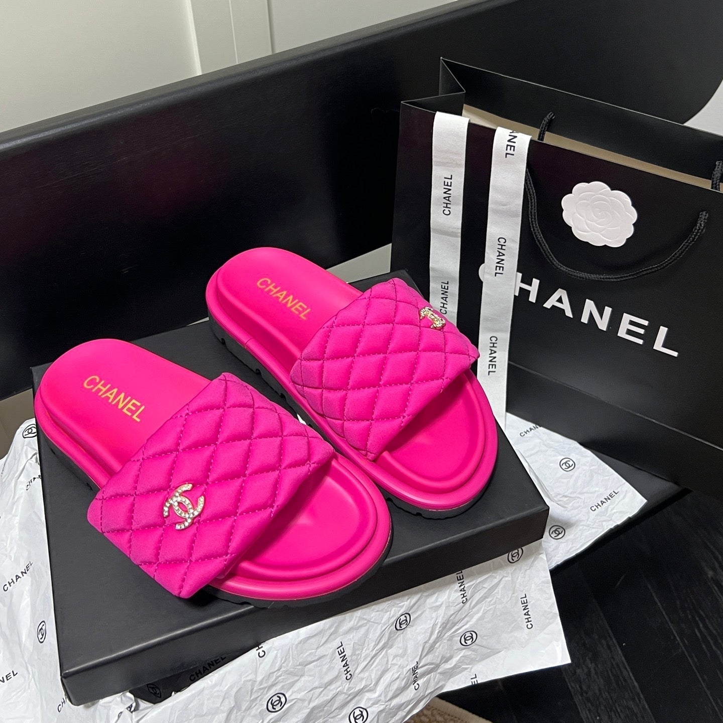 Pantuflas con el logotipo de diamante