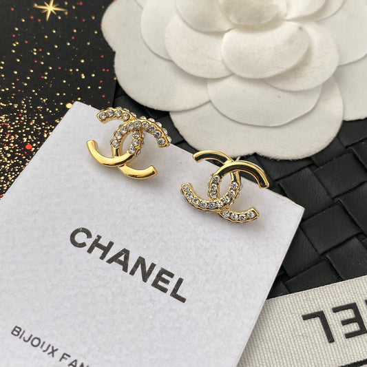 Boucles d'oreilles tendance mi-strass.