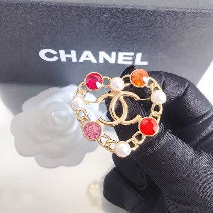 Broche de diamante colorido con forma de corazón