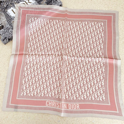 Pañuelo de seda cuadrado de moda retro en relieve