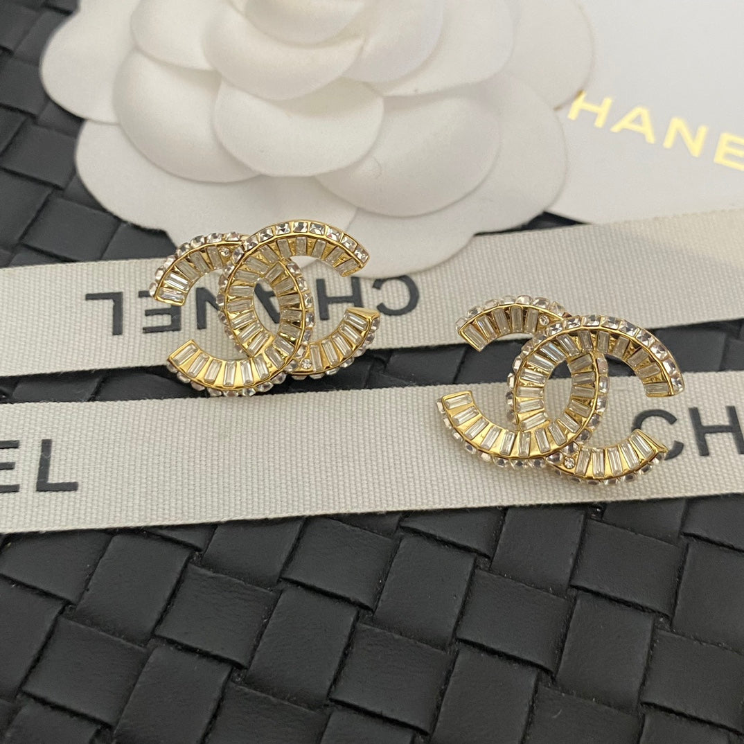 Pendientes de botón con logotipo de cristal a la moda