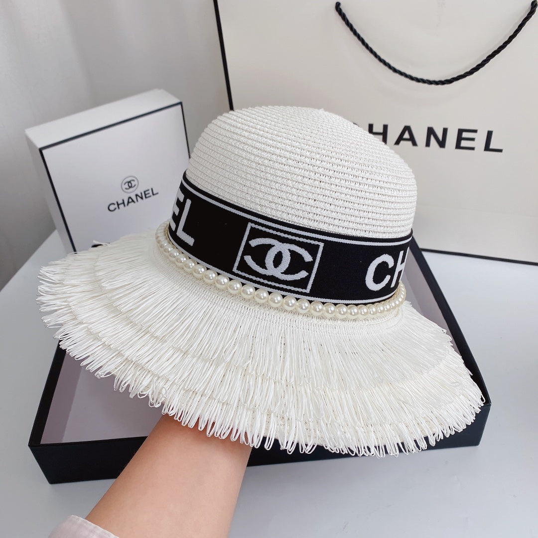 Sombrero de paja con flecos y perlas