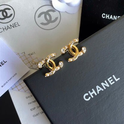Pendientes de perlas y diamantes de moda