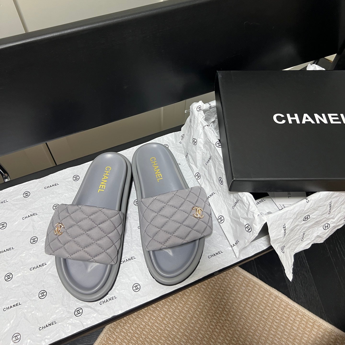 Pantuflas con el logotipo de diamante