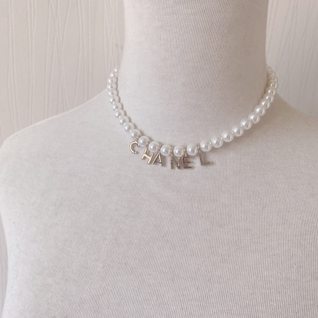 Collar con colgante de perla y letra a la moda