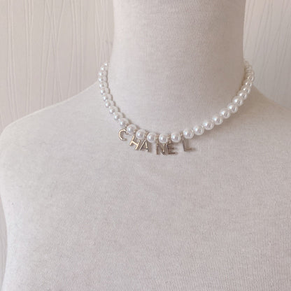 Collar con colgante de perla y letra a la moda