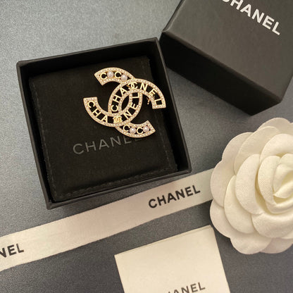 Broche élégante diamant et perle scintillants