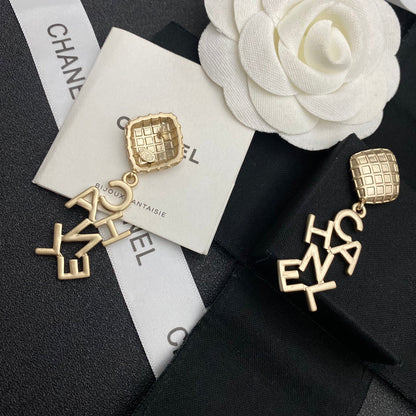 Boucles d'oreilles pendantes asymétriques lettres vintage
