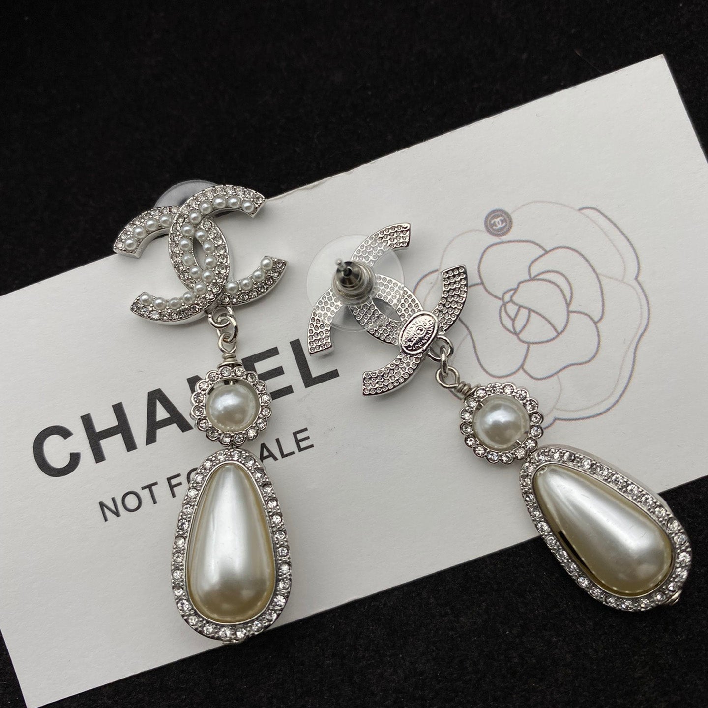 Elegantes pendientes de perlas con diamantes