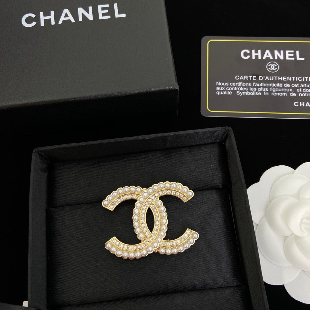Broche de diamantes y perlas con temple