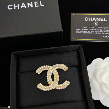 Broche de diamantes y perlas con temple