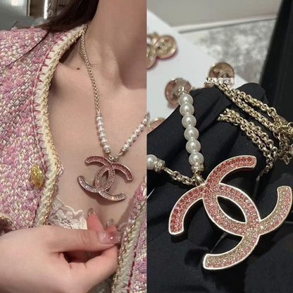 Collier de perles à logo diamant rose