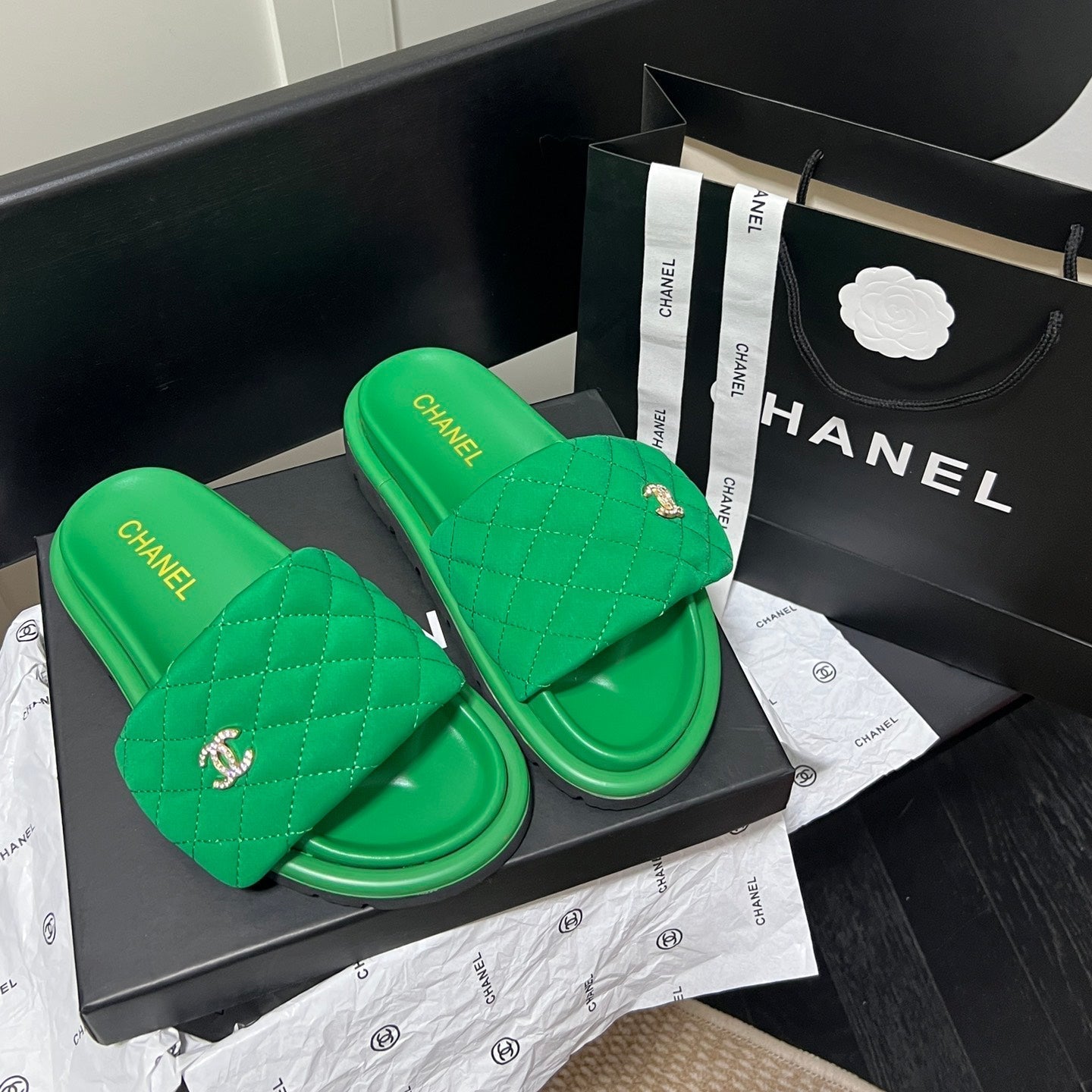Pantuflas con el logotipo de diamante