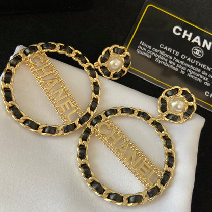 Pendientes de aro grandes de cuero a la moda
