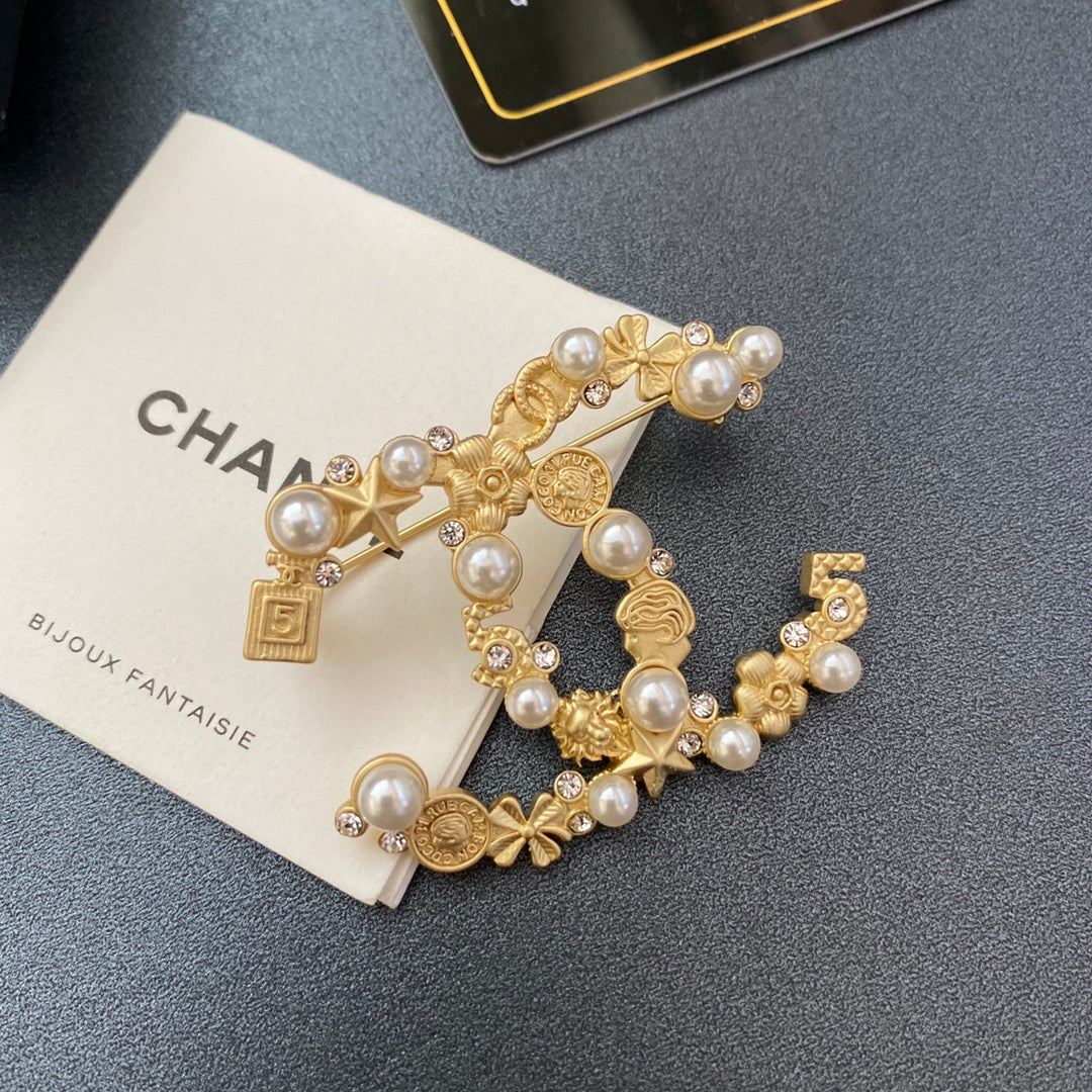 Broche clásico de diamante, perla y oro