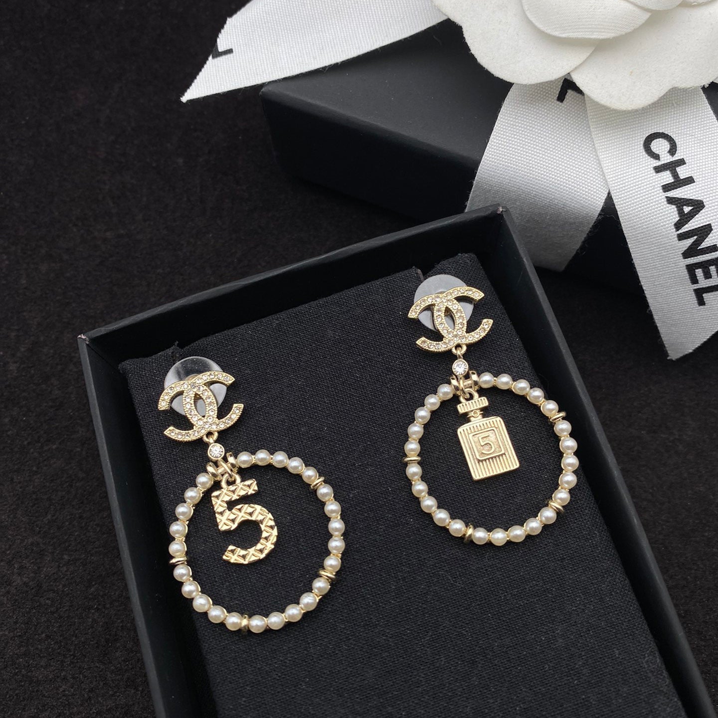 Pendientes de perlas con colgante de botella de perfume Lucky 5