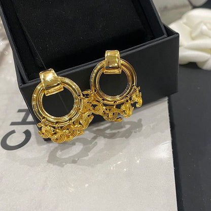 Boucles d'oreilles créoles dorées avec pendentif pompon