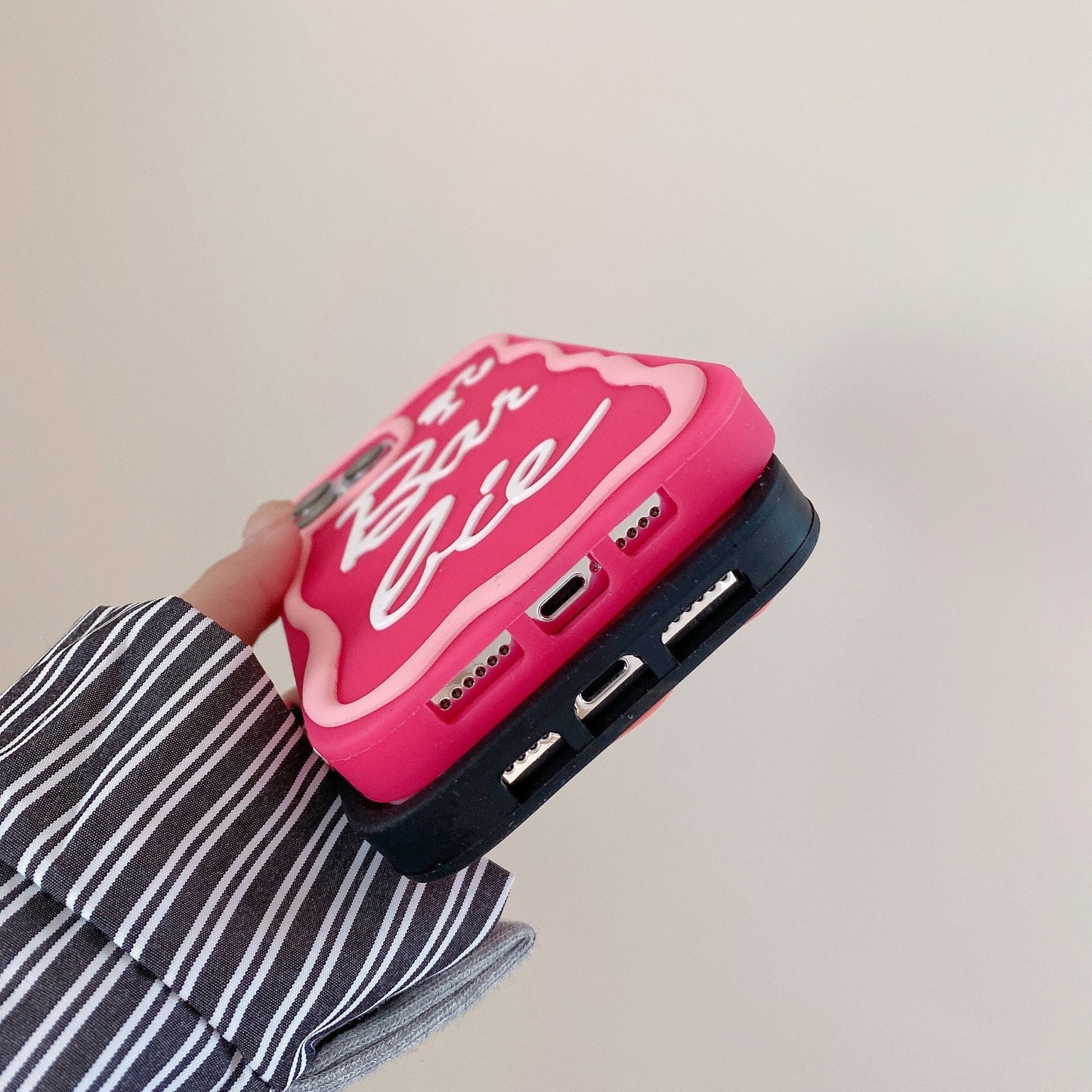 Funda de silicona con letras rosas de dibujos animados