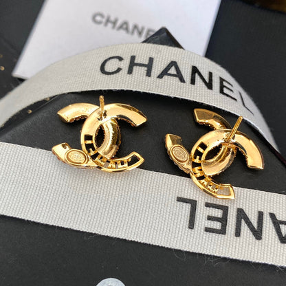 Boucles d'oreilles clous en diamant motif ajouré