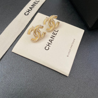 Pendientes de perlas con letras y temperamento