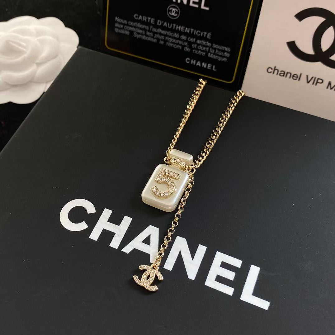Collar de Perfume con Perlas