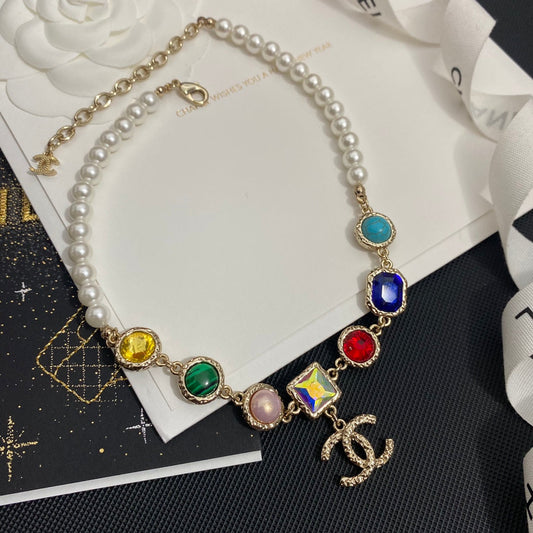 Collier de perles pendentif cristal coloré
