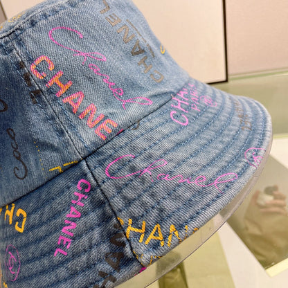 Chapeau seau avec motif lettres tendance