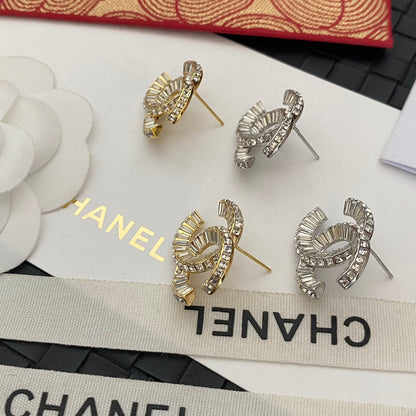 Boucles d'oreilles clous logo en cristal fantaisie