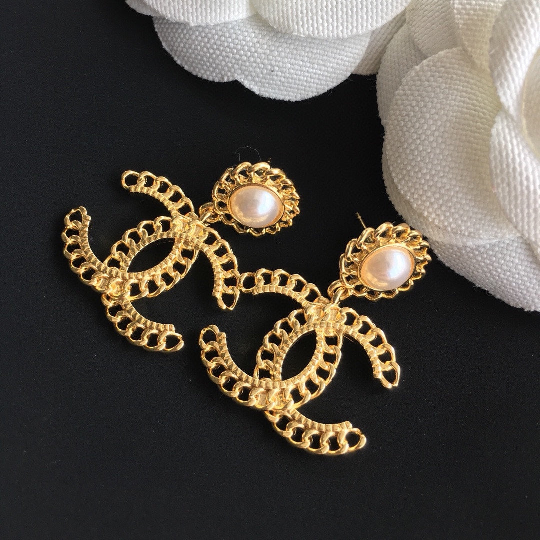 Pendientes elegantes de gota de perla en tono dorado