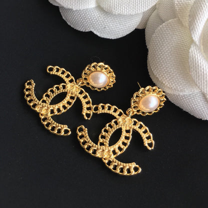 Pendientes elegantes de gota de perla en tono dorado