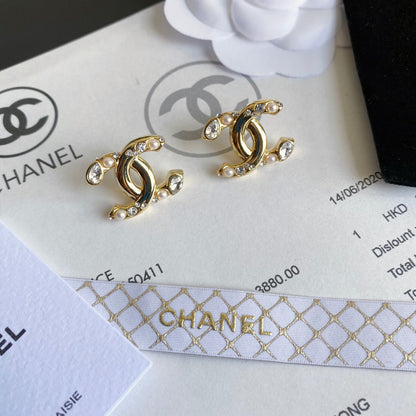 Pendientes de perlas y diamantes de moda