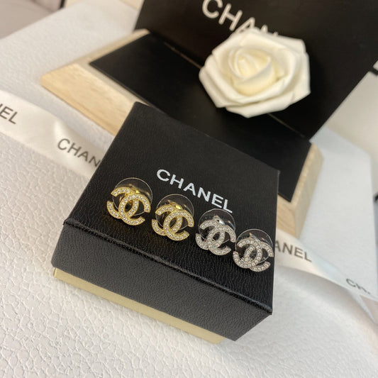 Puces d'oreilles classiques en diamant
