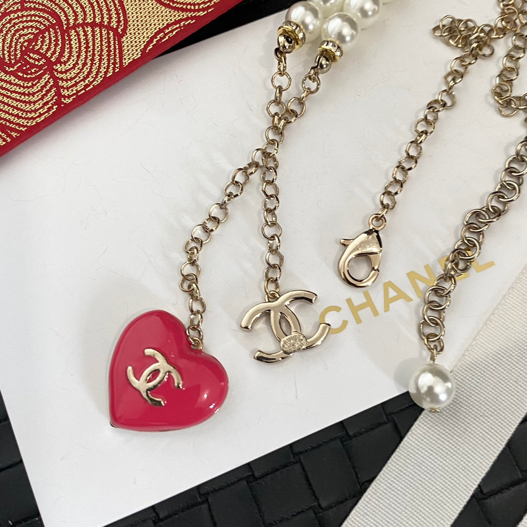 Collar de Perlas con Colgante de Corazón Rosa