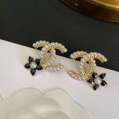 Boucles d'oreilles clous fleur perle en résine époxy
