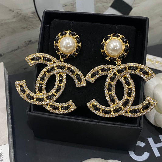 Pendientes de perlas de cuero negro Double C
