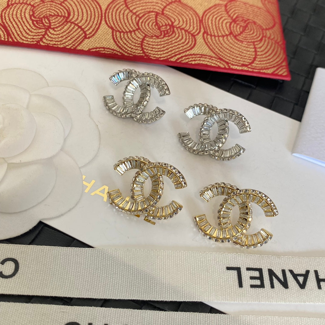 Pendientes de botón con logotipo de cristal a la moda
