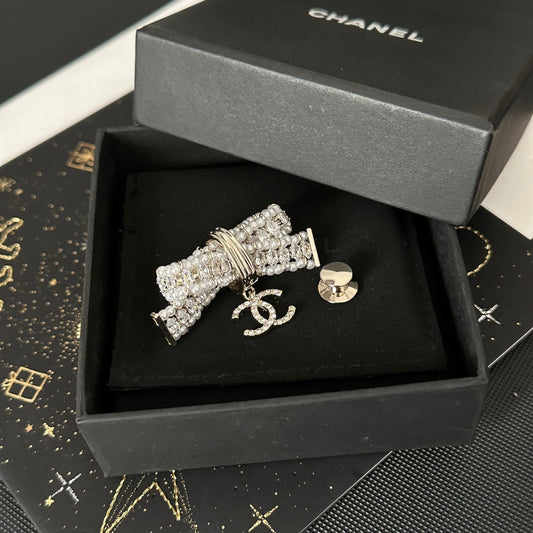 Broche nœud en diamant