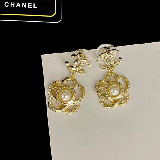 Boucles d'oreilles fleur diamant et perle